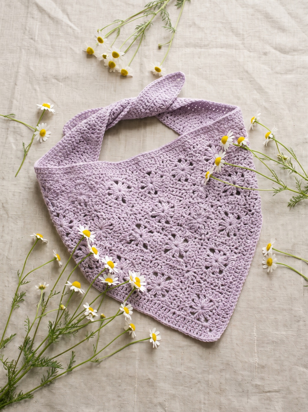 Lila kroşe bandana, papatyalarla flat-lay